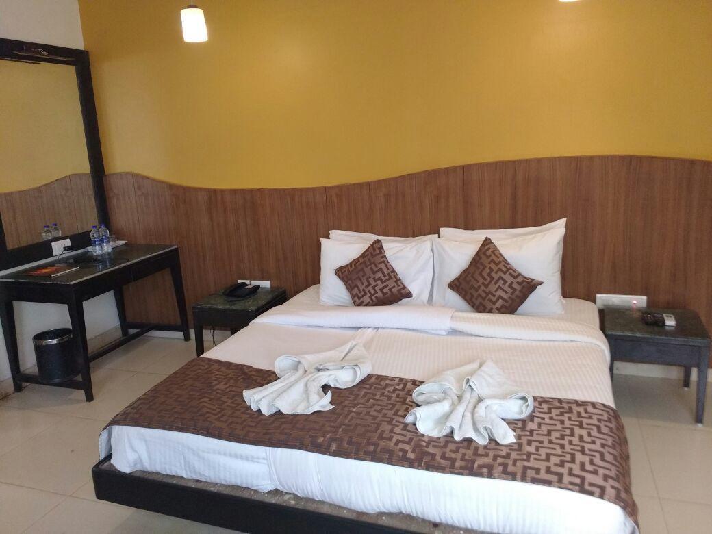 Hotel Ocean Waves Sun Baga Exterior foto