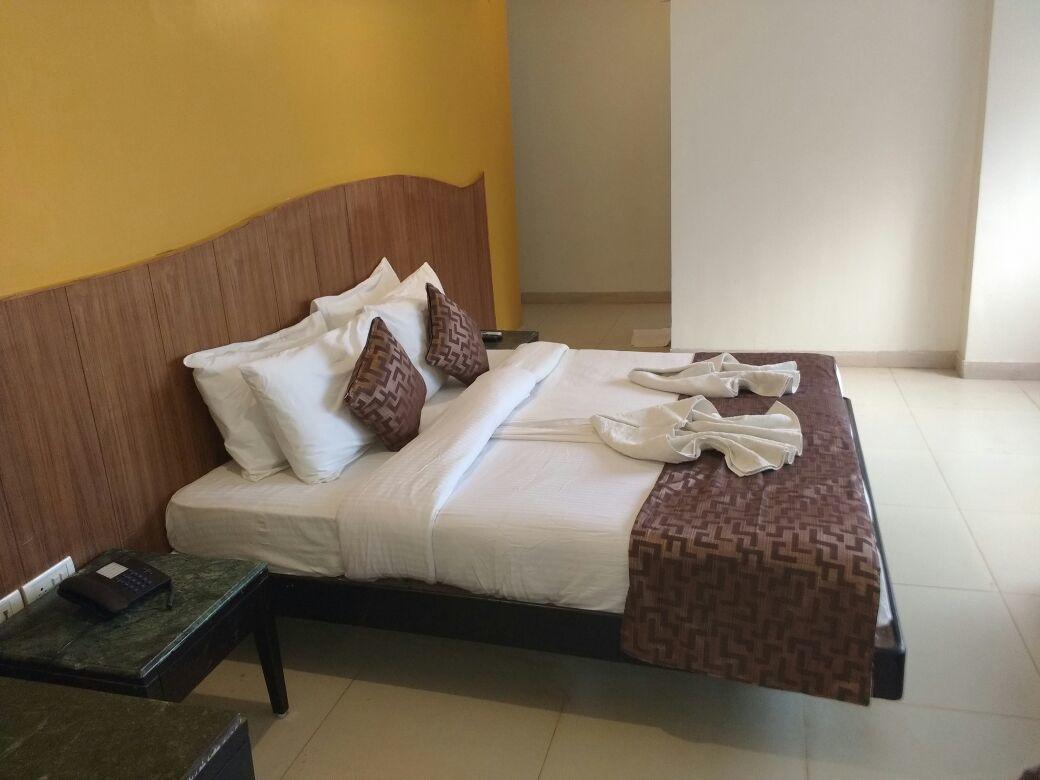 Hotel Ocean Waves Sun Baga Exterior foto