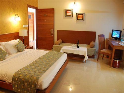 Hotel Ocean Waves Sun Baga Exterior foto